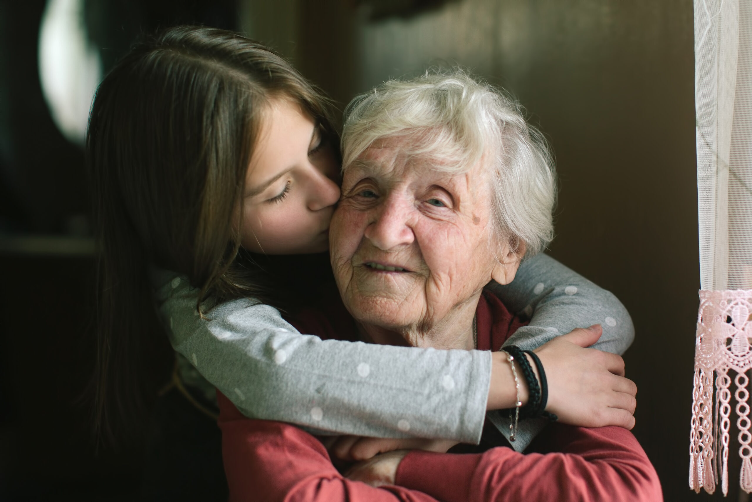 Бабушки хотят молодых. Бабушка обнимает. Объятия с бабушкой. Бабушка и внучка. Девушка обнимает бабушку.